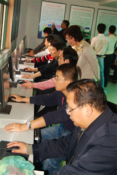 培训班学员在示范点参观学习